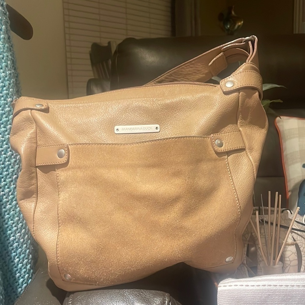 Mandarina Duck in light cream genuine leather with a short strap